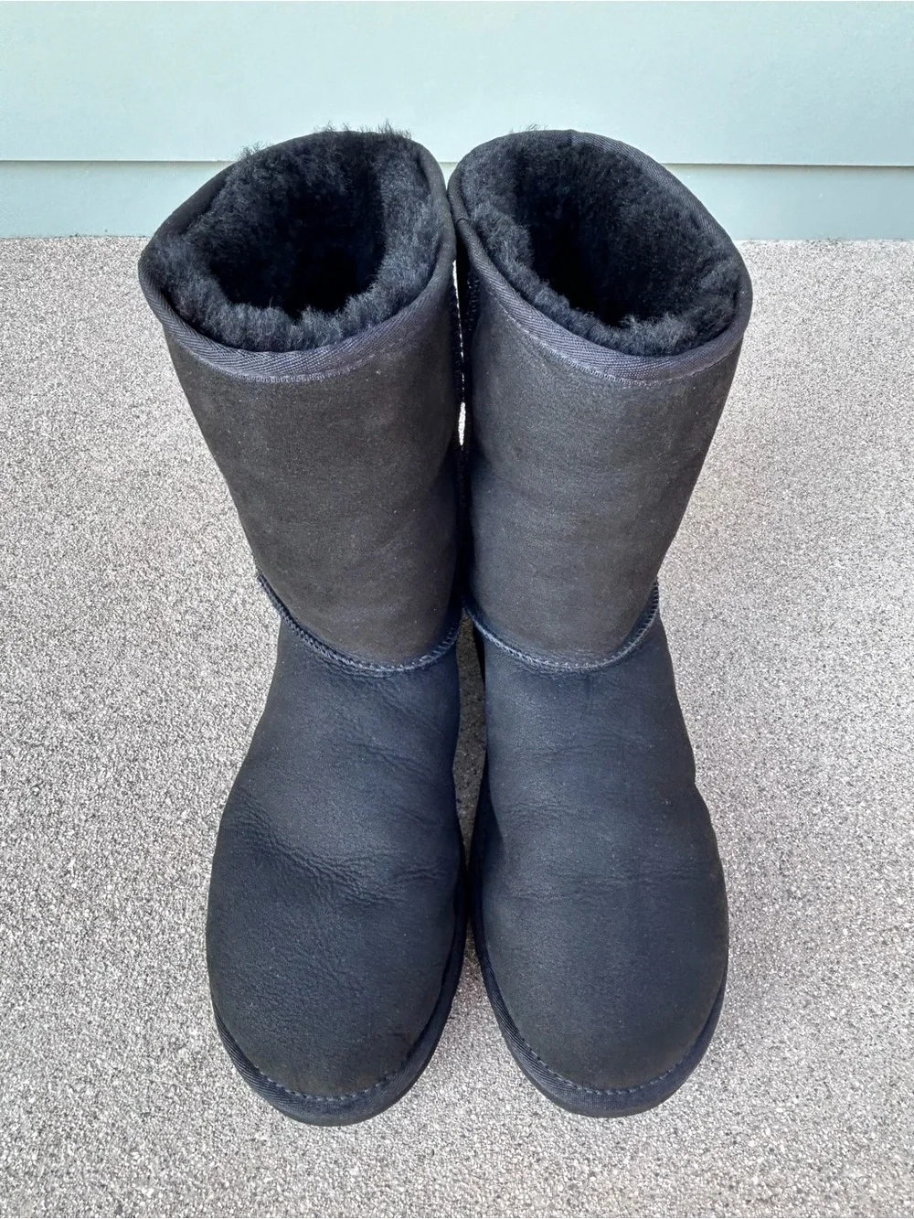 $195~UGG~Men’s Black Suede Classic Short Sheepskin Lined Ugg Boots~12/12.5